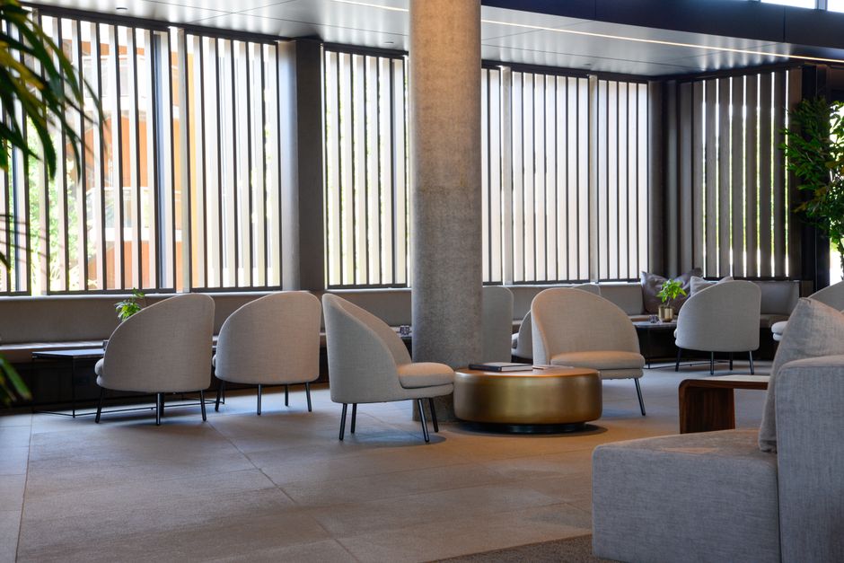 Moderne loungebanken op chic dakterras 2026. Moderne loungebanken op chic dakterras 2026.
